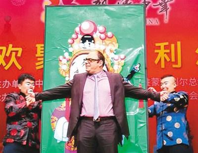 中國僑網(wǎng)圖為“親情中華”藝術(shù)團(tuán)藝術(shù)家與北美觀眾互動(dòng)。(來源：中國僑聯(lián)官網(wǎng))