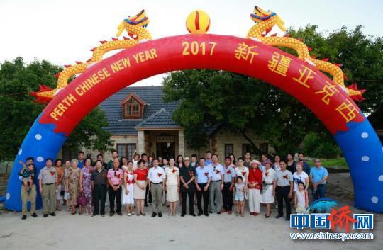 中國僑網(wǎng)西澳新疆聯(lián)誼會舉辦日前2017中國新年聚餐會，生活在珀斯的新疆籍華人華僑及各界朋友歡聚一堂。　黎智威　攝